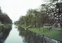 801437 Gezicht op de Stadsbuitengracht te Utrecht, uit het zuidoosten, ter hoogte van het Geertebolwerk (rechts).